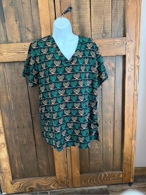 V-Neck Short Sleeve scrub Top with Teal & Cream Heart Print